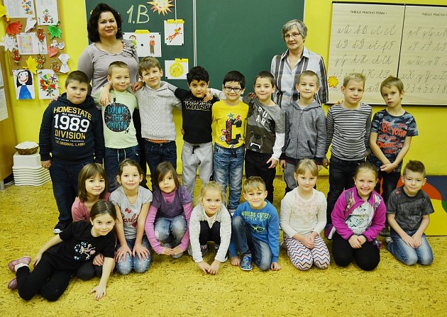 Žáci 1. B Základní školy Litvínov - Ruská s třídní učitelkou Ladislavou Kaslovou a asistentkou pedagoga Evou Červenkovou.