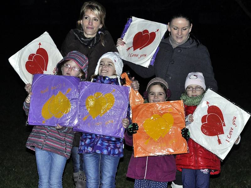 Mostečané hromadně vypustili lampióny štěstí.