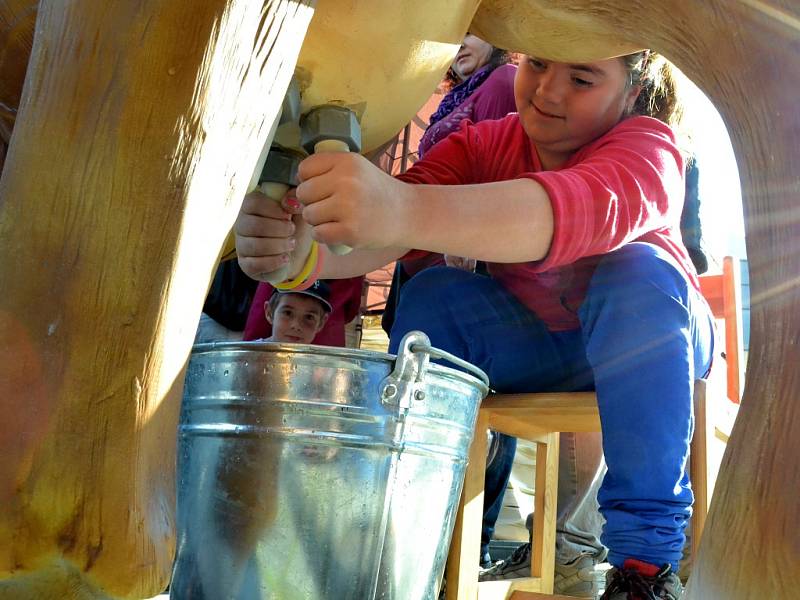 Sobotní farmářská slavnost v Mostě, po které byla oslava Dne seniorů..