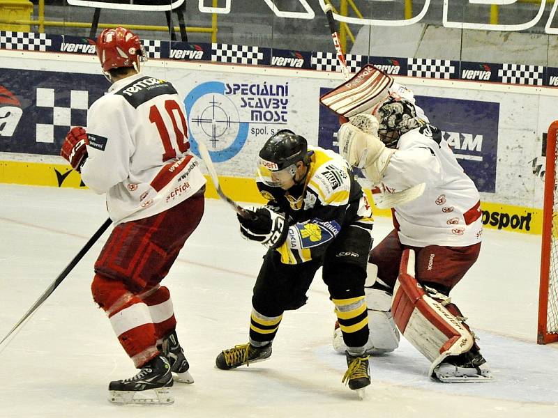 Litvínov (v černém) v důležitém zápase proti Slavii prohrál 4:6.