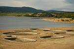 Jezero Most se už stává atrakcí, přestože přístup k vodě ještě není povolen kvůli výstavbě rekreačního zázemí na pobřeží.