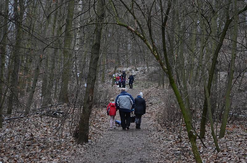 O víkendu lidé chodili na mostecký vrch Ressl, kde krmí nutrie a kachny a kde vznikla nová kvízová stezka.