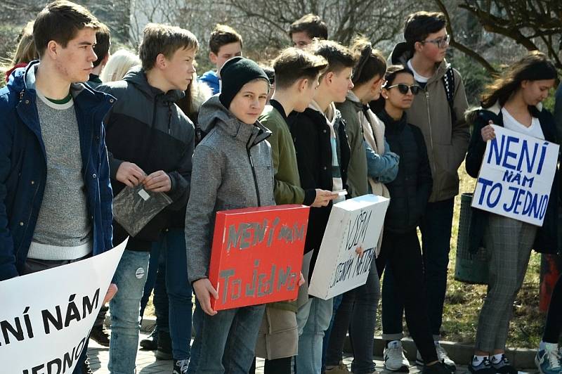 Výstražná stávka studentstva na mosteckém gymnáziu. Podporuje iniciativu #VyjdiVen