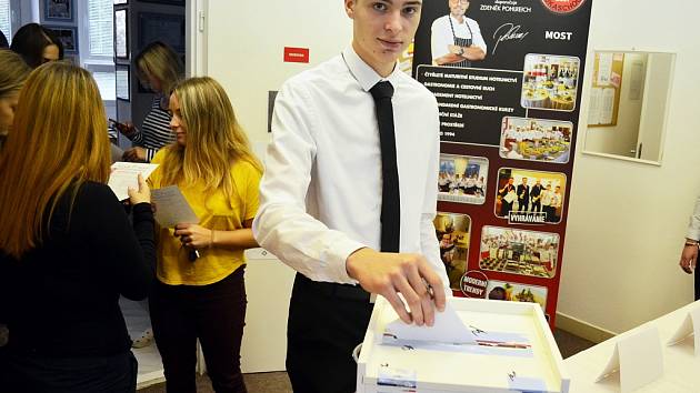 Studentské volby se ve středu 4. října konaly v Soukromé hotelové škole Bukaschool v Mostě