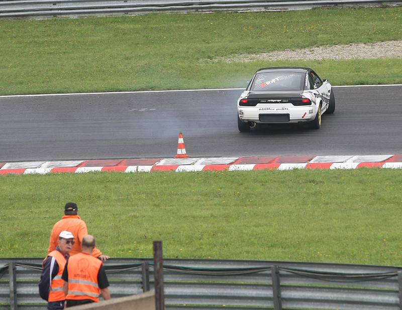 Drifteři na mosteckém autodromu.