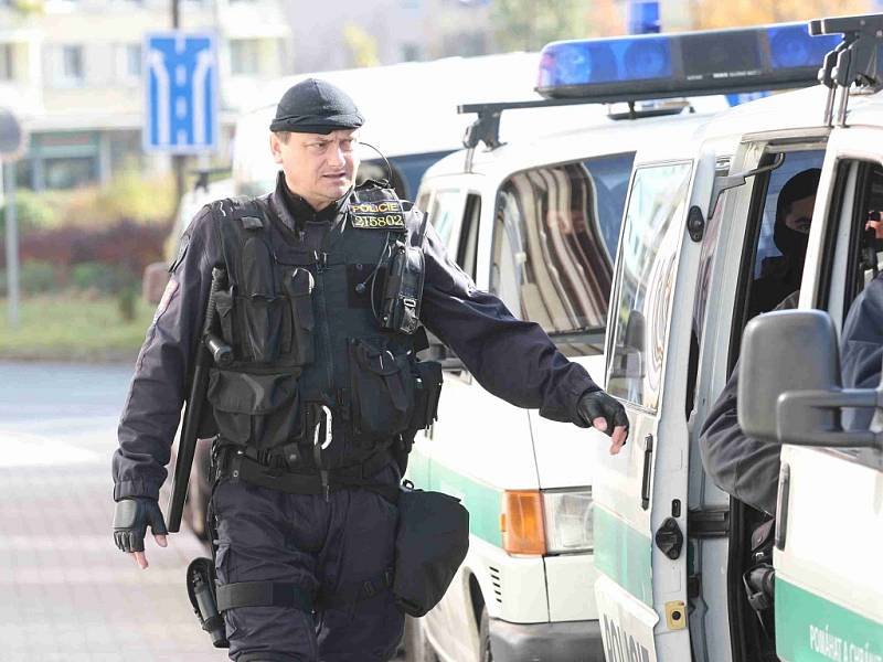 Policisté čekají na litvínovském náměstí na příchod radikálů a ostatních protestujících.