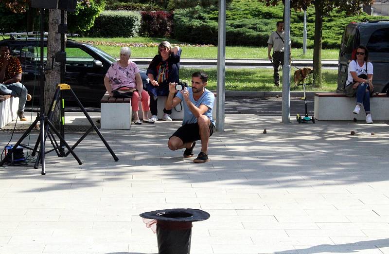 Radniční park v centru Mostu se bavil. Začala série koncertů s názvem Neděle ve středu.