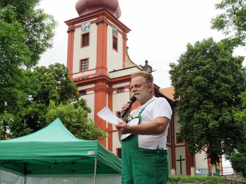 Herec a komik Václav Upír Krejčí přijel do Horního Jiřetína ukázat školákům, jak se nakládá s vysloužilými elektrospotřebiči. Přístroje odevzdávali i dospělí.