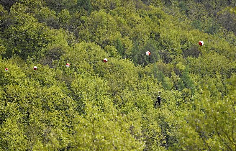 Ve Sport areálu Klíny v Krušných horách na Mostecku zprovoznili lanový skluz (zipline) přes Šumenské údolí.