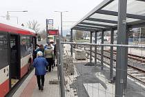 Rozkopané nové zastávky v dopravním terminálu v Litvínově, kde se řeší havarijní stav kabelů na sousední rekonstruované tramvajové trati.