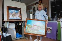 Sylva Prchlíková v ateliéru ve svém domě připravila  obrazy na výstavu v Mostě. Některé uvidí veřejnost poprvé.