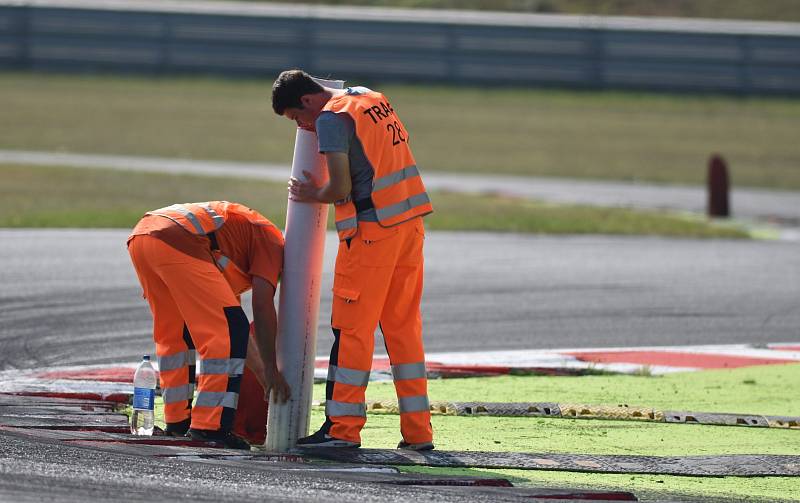 Závody na mosteckém autodromu.