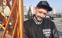 Ladislav Pešan z Mostu se věnuje stand-up comedy. Je členem uskupení Vtípečky se zelím, které je partou začínajících i zkušenějších komiků.