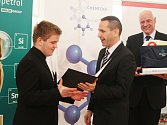 Předseda Ústřední komise chemické olympiády Petr Holzhauser předává ocenění vítězi kategorie A Richardu Veselému z Prahy.