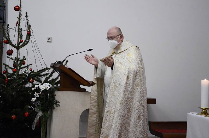 Děkan Leo Gallas požehnal v kostele svatého Václava v Mostě Tříkrálové sbírce