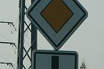 Na této značce v ulici Vtelenská není dodatkovou tabulkou znázorněno, jaká silnice je hlavní. Správně je hlavní silnice označena tučně a vedlejší slabě. 