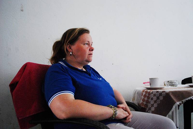 Marcela Veverková, které v dubnu vyhořel nájemní byt v Dobnerovce a musela žít s dětmi v jednom pokoji v chudinské ubytovně v Chanově, si v květnu pronajala byt pro osm lidí v sídlišti Stovka.