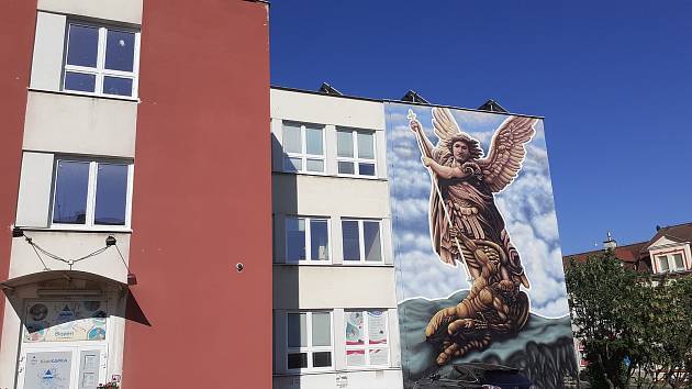Velkoplošné graffiti, tzv. mural art, na poliklinice v Litvínově.