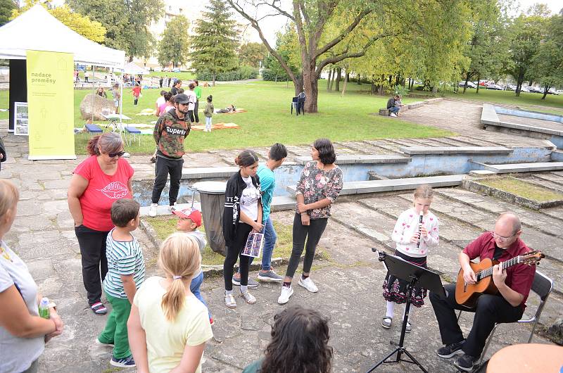 Na zahradní slavnosti v parku Střed v Mostě byla kromě zábavy debata s architekty a zástupci města o budoucnosti areálu, který se za rok začne rekonstruovat.