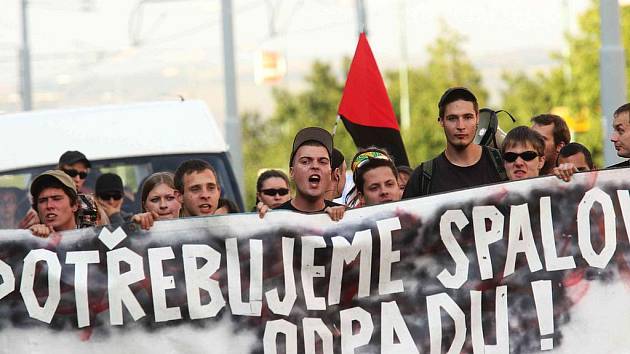 Demonstranti se s transparenty a pokřiky vydali na pochod městem