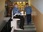 Stacionář pro neslyšící a nedoslýchavé pořídil novou schodišťovou sedačku pro své imobilní klienty.