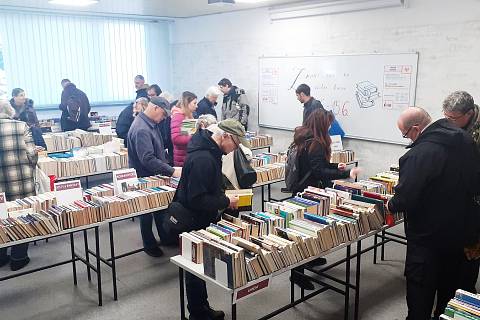 Burza knih v Městské knihovně v Mostě krátce po otevření v pondělí 18. března.