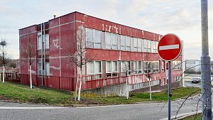 Zdravotní středisko v ulici Albrechtická na sídlišti Výsluní (Šestistovky) v Mostě od éry socialismu chátrá a vyprazdňuje se.