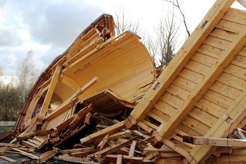 Silný nápor větru nevydržel pravoslavný kostel v Mostě, který byl ráno v troskách. Naštěstí se v době zřícení v areálu kostela nikdo nenacházel, takže nedošlo ke zraněním.