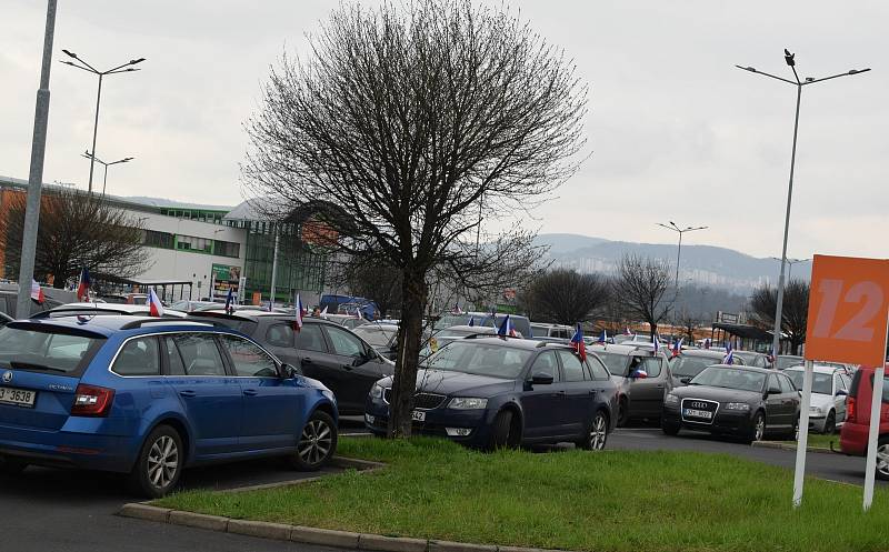 Z Mostu opět vyjela protestní jízda s vlajkami.