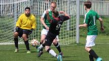 Meziboří (v černém) vyhrálo v Březně 2:1.