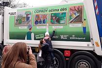 Vyhodnocení výtvarné soutěže "Odpady očima dětí" v zámku v Litvínově, u kterého stál nový popelářský vůz s nejlepšími obrázky.