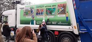 Vyhodnocení výtvarné soutěže "Odpady očima dětí" v zámku v Litvínově, u kterého stál nový popelářský vůz s nejlepšími obrázky.
