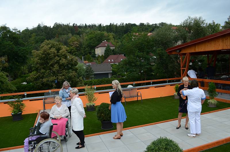 Podkrušnohorská nemocnice následné péče v Litvínově využila plochou střechu k vytvoření odpočinkové zóny pro své pacienty.