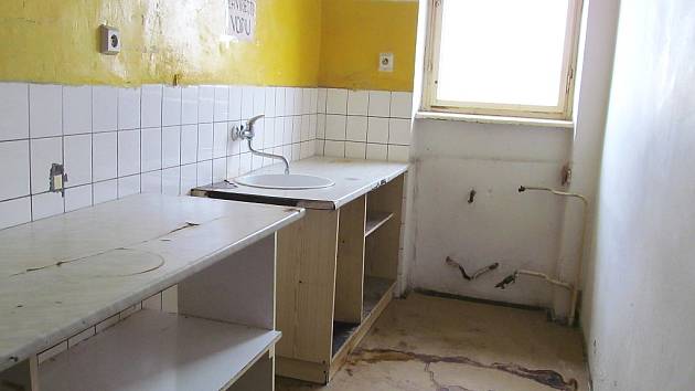 Takto nevábně vypadá kuchyně v posledním patře ubytovny ve Vodní ulici. To Unipetrol z bezpečnostních důvodů znepřístupnil.