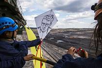 Aktivisté přímo ze stroje vypustili dva draky s obličeji ministra životního prostředí Richarda Brabce a ministra průmyslu a obchodu Karla Havlíčka