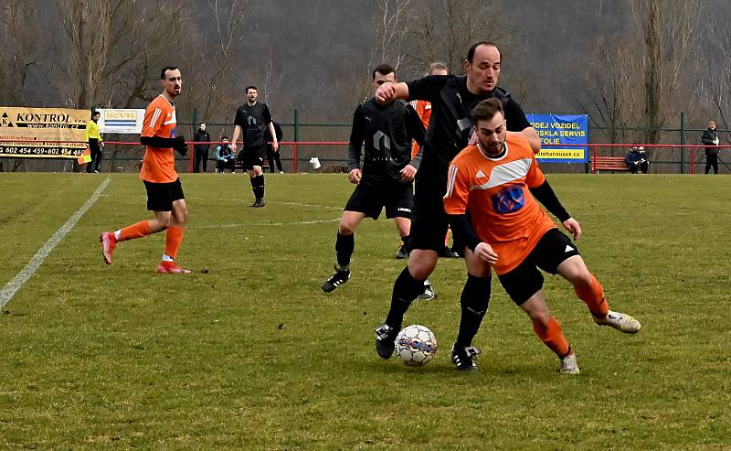 Meziboří (v oranžovém) porazilo Málkov po penaltách 2:1.