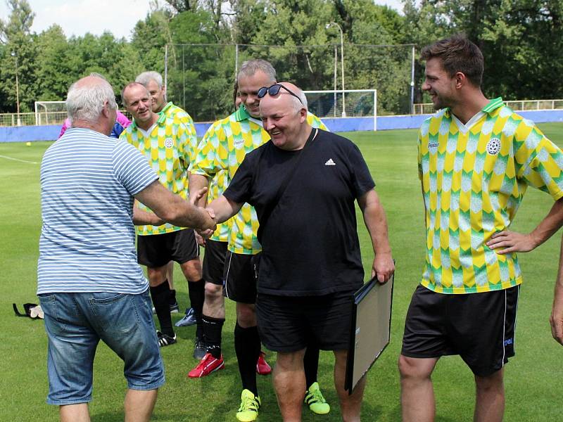 Fotbalový stadion v Libočanech byl svědkem oslavy 65. narozenin bývalého fotbalisty a později dlouholetého trenéra Jana Laibla.