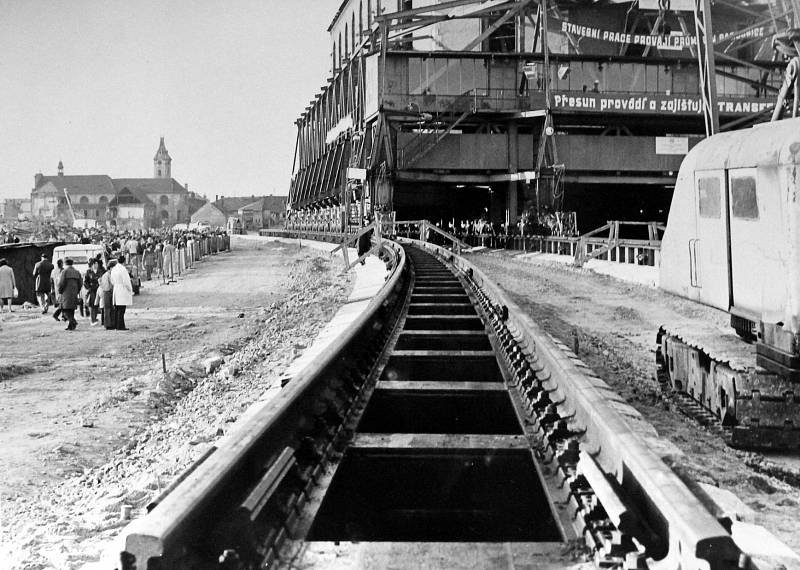 Fotografie z přípravy a samotného unikátního přesunu kostela Nanebevzetí Panny Marie v Mostě.