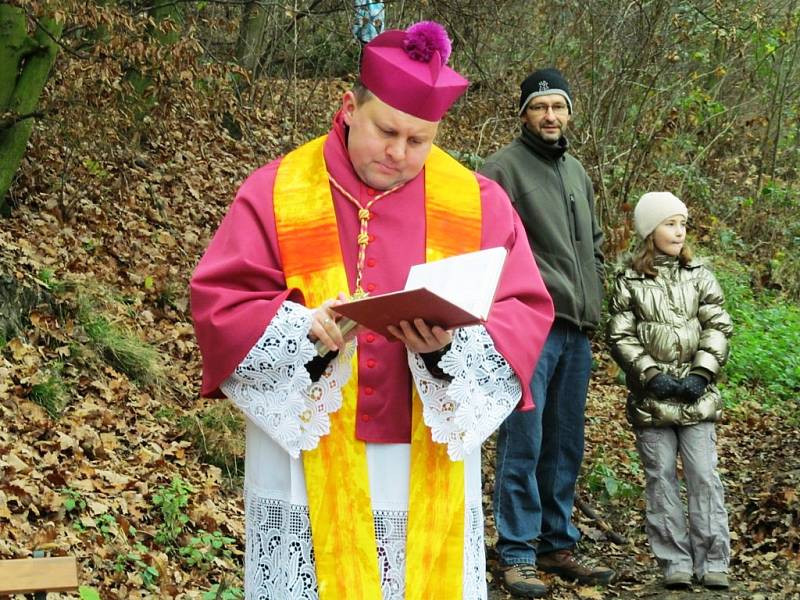 Farář Grzegorz Czerny požehnal prameni i Czedikově glorietu.