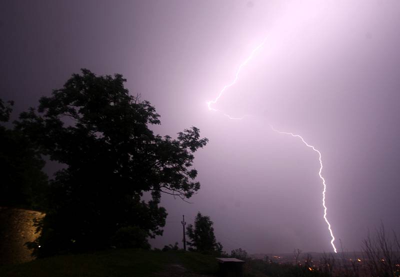 Blesky bičovaly noční oblohu nad Mostem