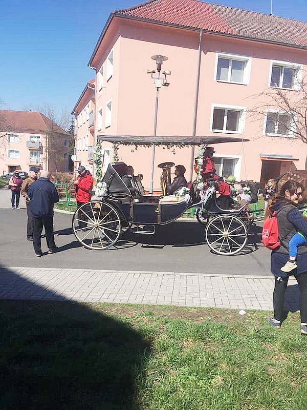 Velikonoce v obci Braňany u Mostu. V neděli projel vesnicí koňský povoz s kapelou. Zdroj: Radek Jareš