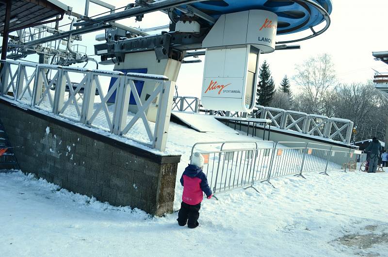 Sjezdovku na Klínech v Krušných horách ve středu 30. prosince opět využili rekreanti z různých regionů