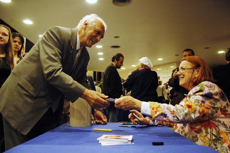 Autogramiáda. Iva Janžurová obdržela v Mostě cenu Forever Young. 