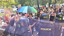 Policie dohlížela na veřejný pořádek během průvodu za práva LGBT+ lidí. Snímek ze Stovky.