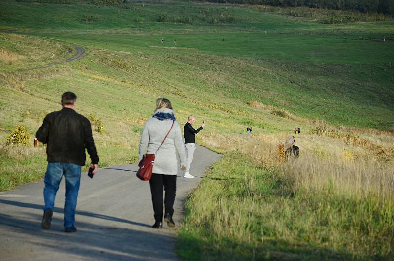 V sobotu 24. října navštívila jezero Most odpoledne i večer řada lidí. Parkoviště byla plná.