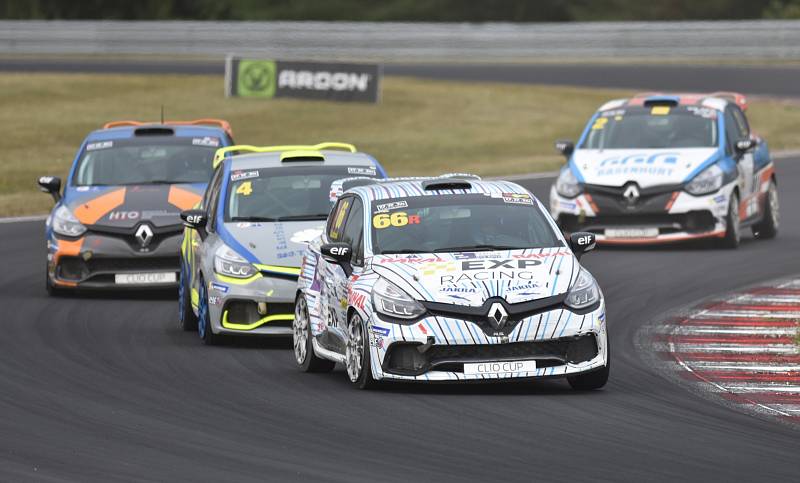 Nedělní deštivé závody na mosteckém autodromu.