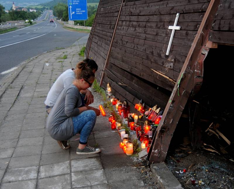 Ve večerních hodinách lidé nosili svíčky na místo havárie děvčat v přímém přenosu.