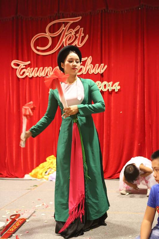 Za dětmi přijela do Litvínova slavná vietnamská folklórní skupina Quan ho Bac Ninh.