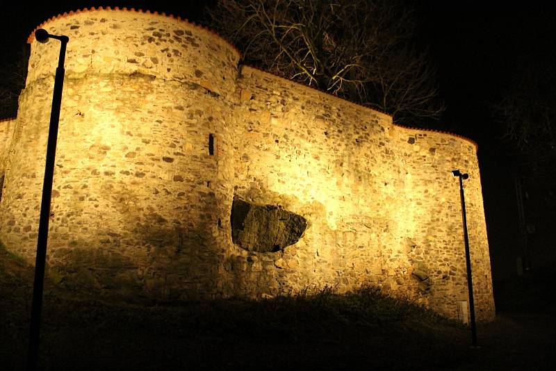 Nově nasvícený mostecký hrad Hněvín se tváří tajemně