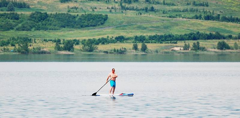 Jezero Most se za vedra zaplňuje. Jezdí i Pražané.